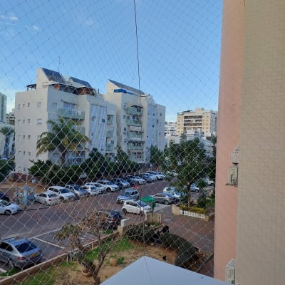 רשת למניעת כניסת יונים במרפסת בניין