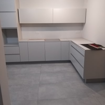 מטבח ריק עם ארונות ומשטחי עבודה נקיים