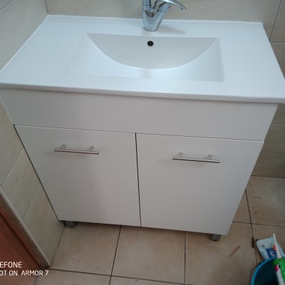 ארון אמבטיה לבן עם כיור וברז