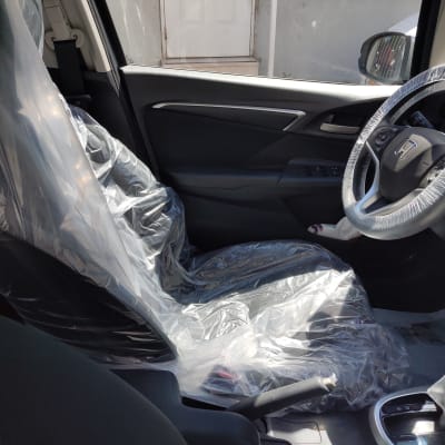 מושבים והגה מכוסים בניילון ברכב
