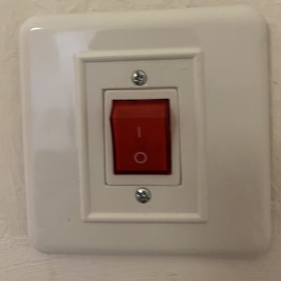 מתג חשמלי עם כפתור אדום