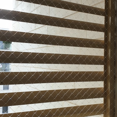 רשת מתכת למניעת כניסת יונים במרפסת