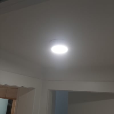 תאורה עגולה מותקנת בתקרה מוארת