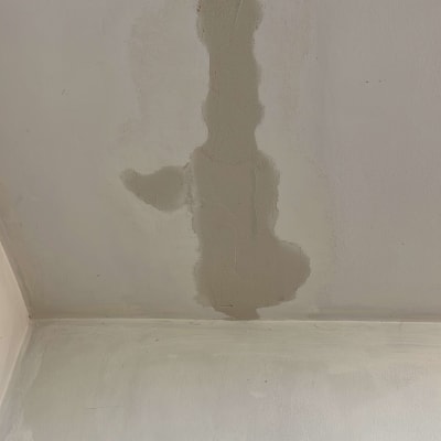 תיקון טיח על תקרה עם טלאי טיח חדש