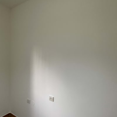 קיר צבוע בלבן עם שקעי חשמל