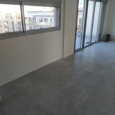 רצפה מרוצפת עם סימני צבע לבן