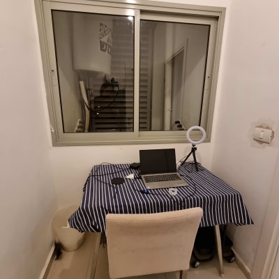 חלון אלומיניום עם מסגרת אפורה