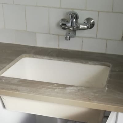 כיור עם ברז וכיור פתוח מתחת