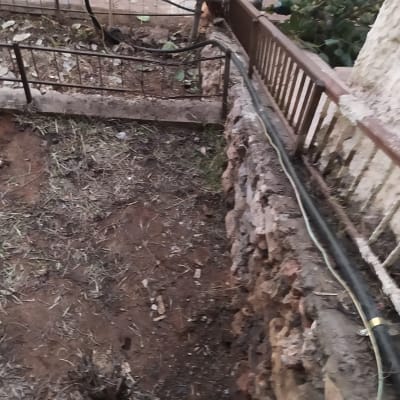 צינורות מים ומד מים בגינה