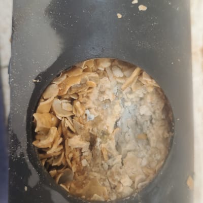 צינור שחור עם הצטברות אבנית בפנים