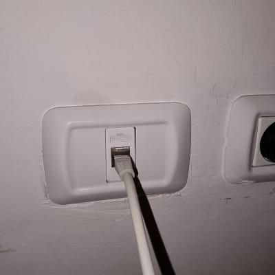 כבל רשת מחובר לשקע קיר