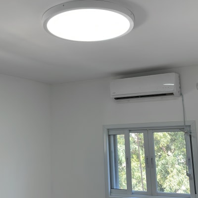 תאורה עגולה מותקנת בתקרה עם סולם צהוב