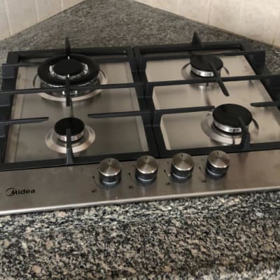 כיריים גז עם ארבעה מבערים וכפתורי שליטה