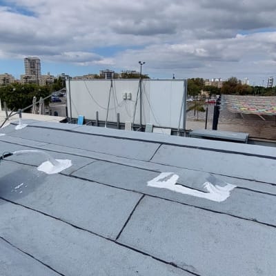 גג אטום עם חומר איטום לבן סביב חיבורים