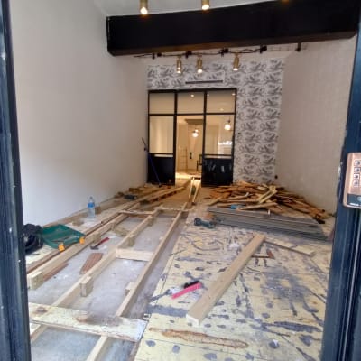 עבודות עץ על רצפה עם כלים וחומרים