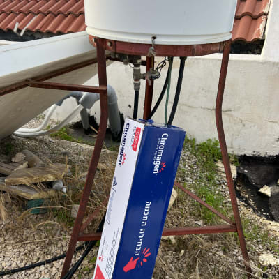 דוד שמש עם צינורות וחיבורים חשמליים