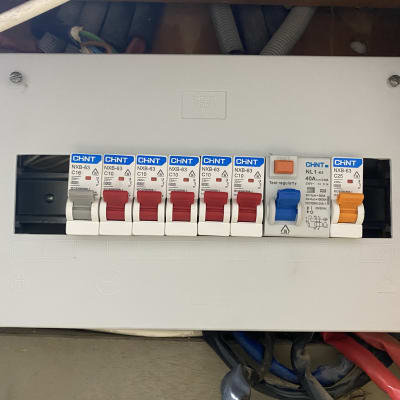 לוח חשמל עם מפסקים צבעוניים וחוטים חשמליים