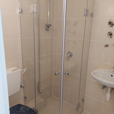 מקלחון זכוכית עם דלתות ומוט מקלחת