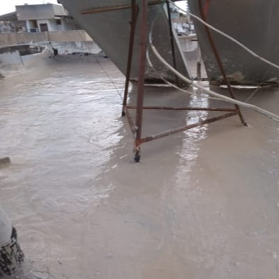 גג עם חומר איטום נוזלי וצינורות