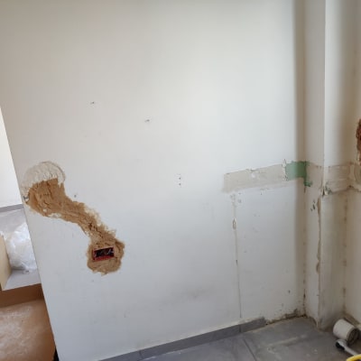 קופסאות חשמל פתוחות בקיר עם חוטים חשופים