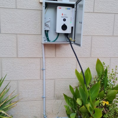 ארון חשמל פתוח עם כבלים מחוברים לקיר