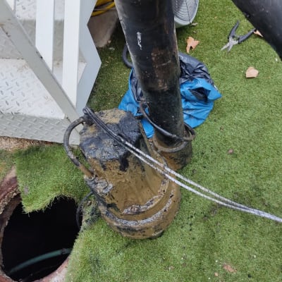 משאבה מלוכלכת ליד צינור ובור פתוח