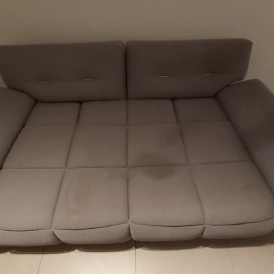 ספה אפורה עם כתמים נראים על המושב