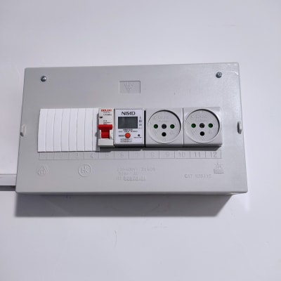 לוח חשמל עם מפסקים ושקעים