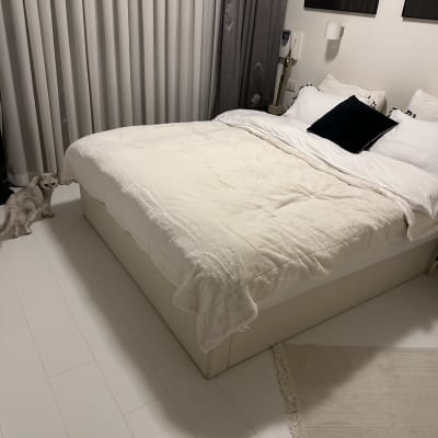 רצפת פרקט עץ בהירה בחדר שינה