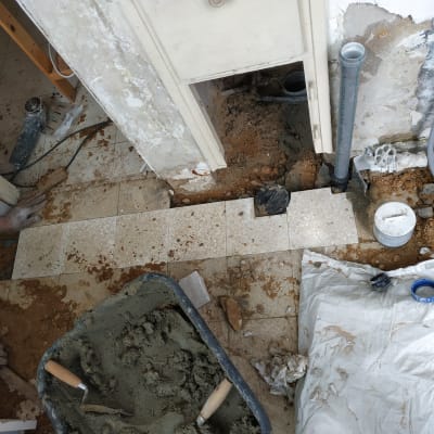 עבודת אינסטלציה עם צינורות וכלי עבודה