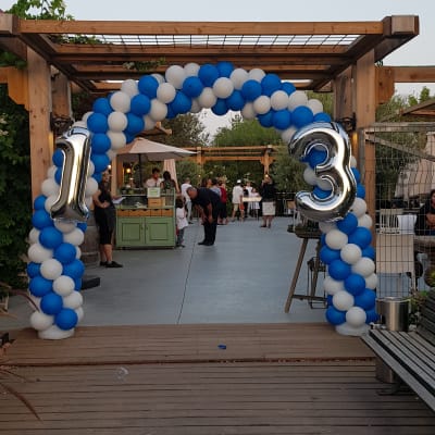 קשת בלונים כחולים ולבנים עם מספרים 1 ו-3