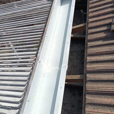 מרזב מתכת בין גגות רעפים שונים