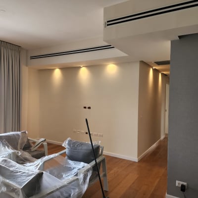 חדר עם קירות צבועים, רהיטים מכוסים בניילון