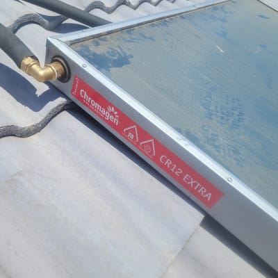 קולט שמש על גג עם צינורות מחוברים