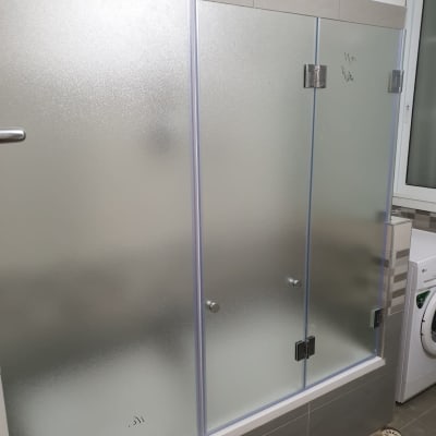 דלתות זכוכית חלבית עם ידיות מתכת