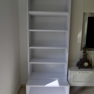 ארון מדפים לבן עם חמישה מדפים