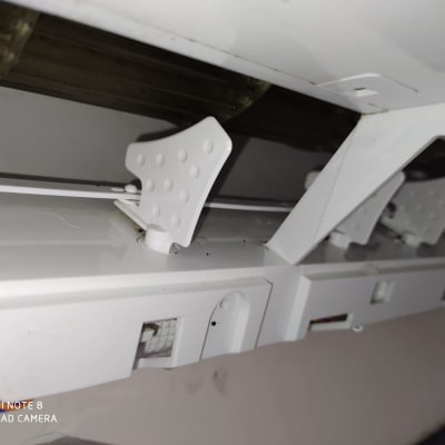 חלק פנימי של מזגן עם תריסים לבנים