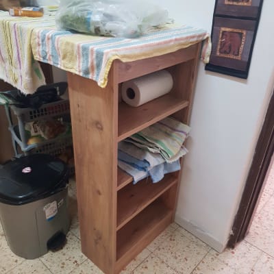 מדף עץ עם מגבות נייר ומגבות בד