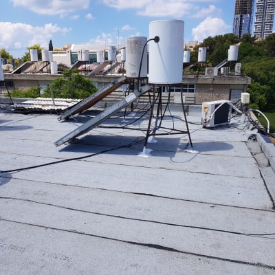 גג עם דודי שמש ואיטום סביבם