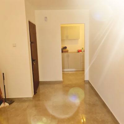 דלי על רצפה מבריקה, מטאטא ושפכטל בפינה