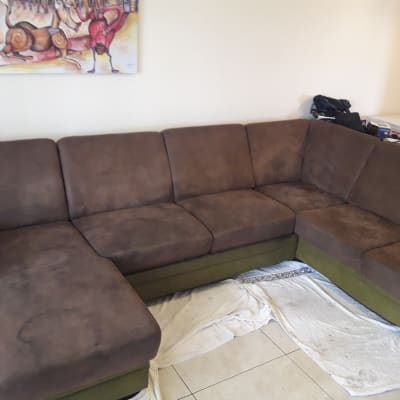 ספה חומה עם כתמים על מגבות לבנות