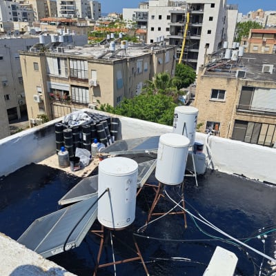 חביות וחומרי איטום על גג בניין