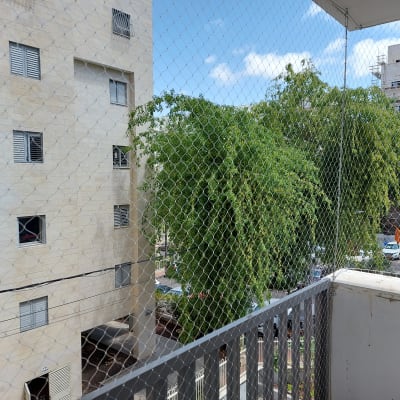 רשת למניעת כניסת יונים במרפסת בניין