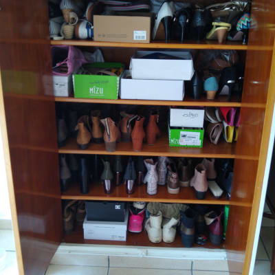 ארון נעליים עם קופסאות ונעליים מסודרות