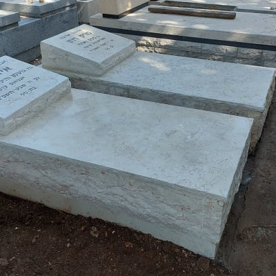 שתי מצבות אבן עם כיתוב בעברית בבית קברות