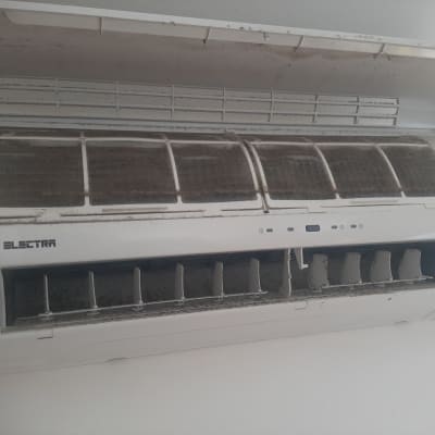 מזגן עם מסננים מלוכלכים ותריסים פתוחים