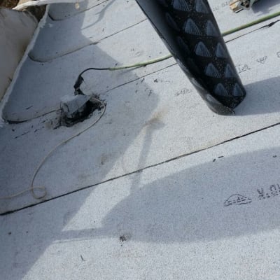 גג עם יריעות איטום מגולגלות וחיבורים חשמליים