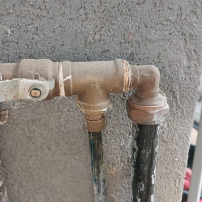 צינורות מים עם ברזים וחיבורים