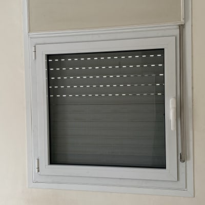 חלון אלומיניום עם תריסים סגורים