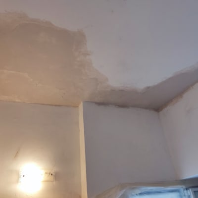 תקרה עם קילופי צבע ותיקוני טיח